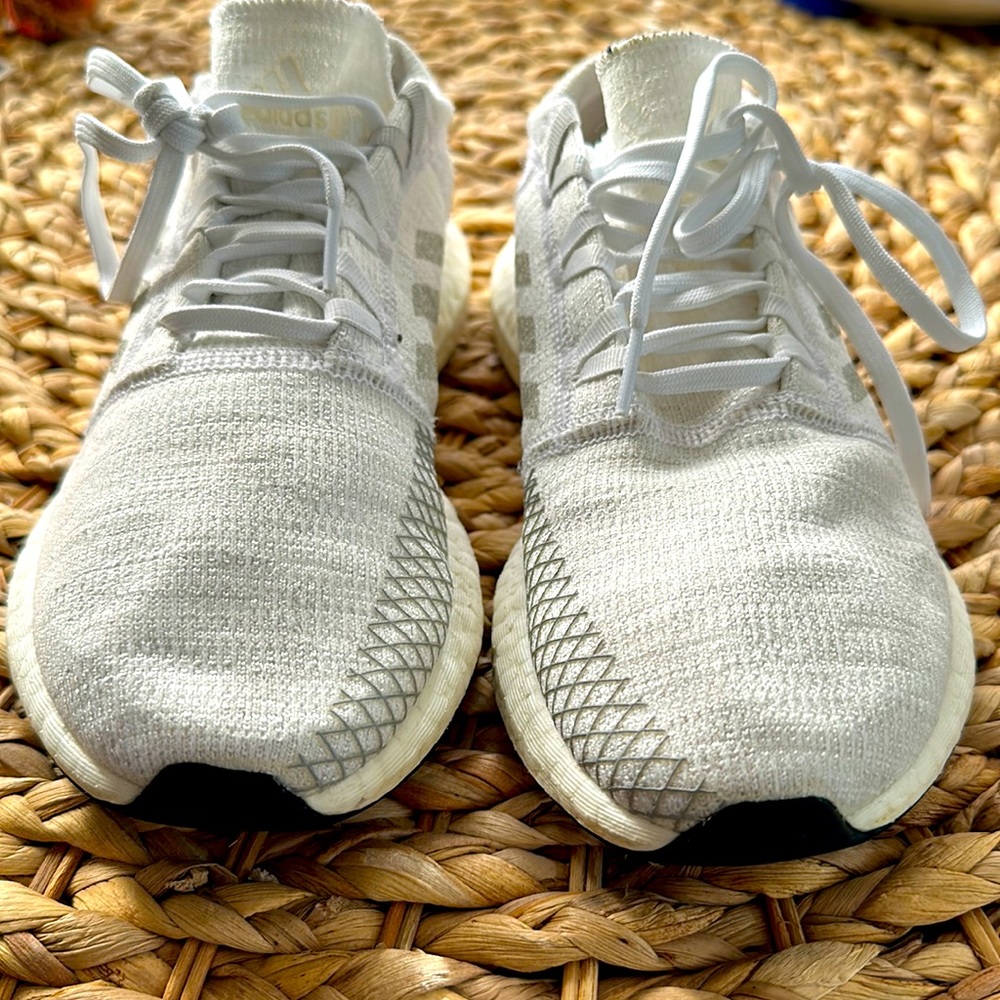 Adidas pure boost men’s Sz 5 1/2, women’s Sz 7 brand new never been worn shoes